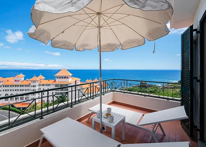 Reis Magos V By An Island